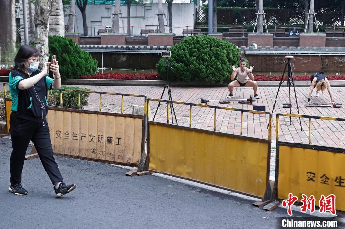 市民在防范區(qū)街頭空曠的場地上進行鍛煉?！∫罅⑶?攝