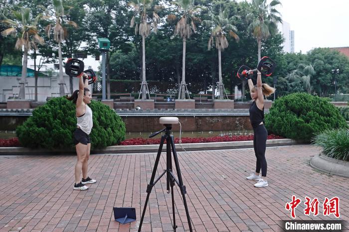 市民在防范區(qū)街頭空曠的場地上進行鍛煉?！∫罅⑶?攝