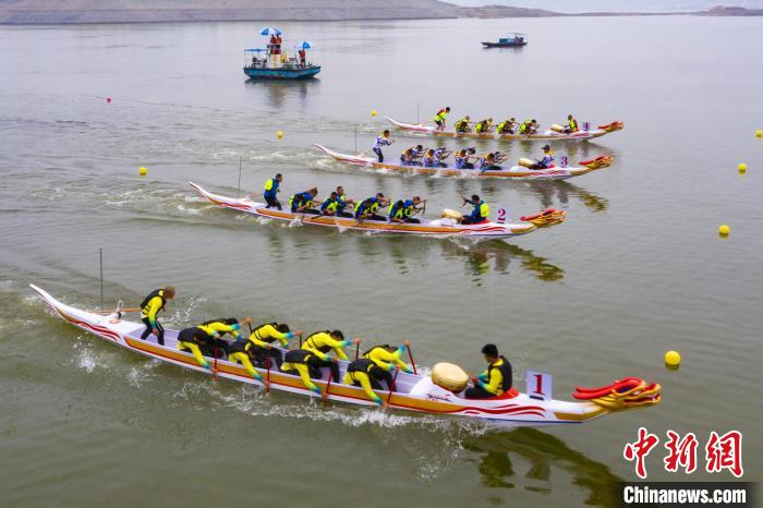 龍舟沖向終點(diǎn)?！÷櫵?攝