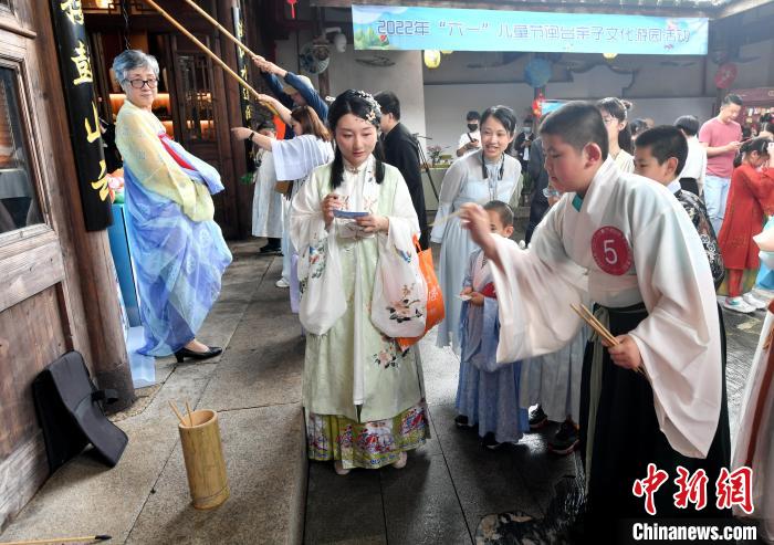 圖為兩岸親自家庭體驗(yàn)釣投壺游戲?！蚊?攝