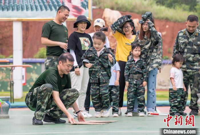 軍爸與軍娃正在進(jìn)行互動游戲。　寧嘉勇 攝