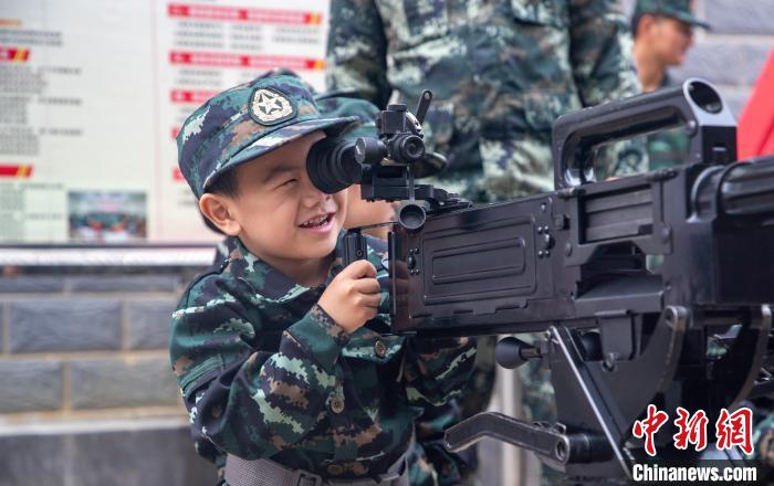 軍娃正在參觀武器裝備。