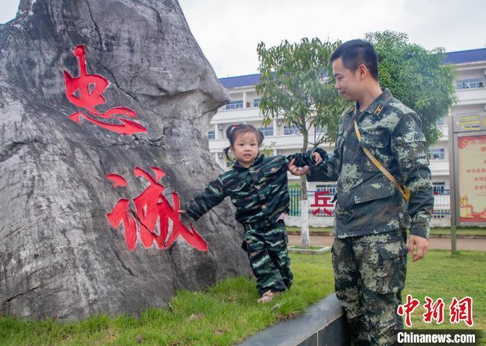 軍爸與軍娃合影?！幖斡?攝