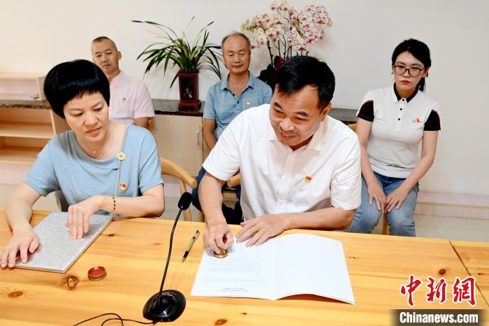 姐妹學校簽約儀式現(xiàn)場?！埥鸫?攝