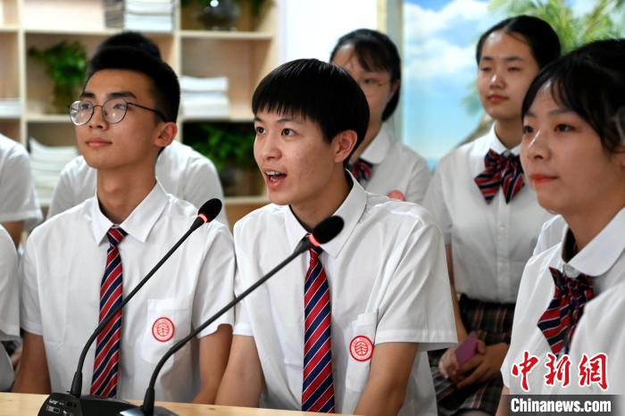 漳州市第一外國語學校的學生介紹閩南特色文化和校園生活。　張金川 攝