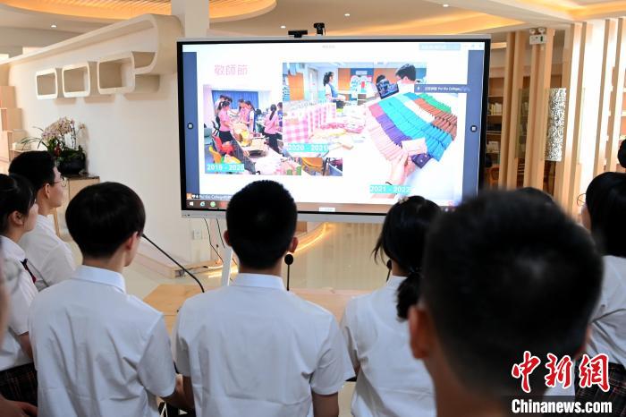 漳州市第一外國語學校的學生通過視頻了解香港培僑書院校園生活?！埥鸫?攝
