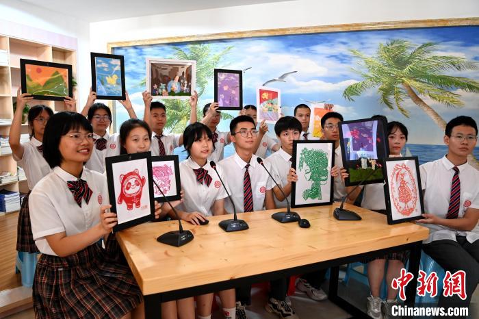 漳州市第一外國語學校的學生介紹閩南特色文化和校園生活?！埥鸫?攝