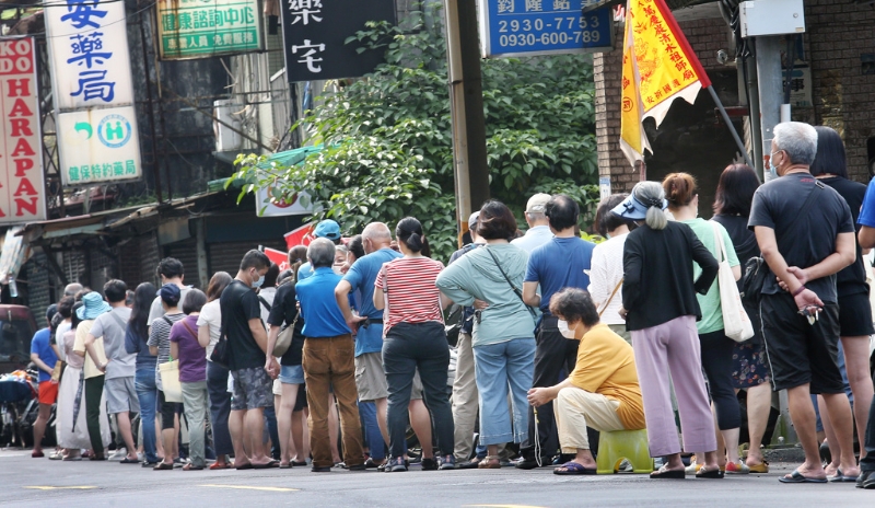 許多民眾去藥局排隊(duì)購(gòu)買快篩試劑。(資料照 范揚(yáng)光攝) 圖片來(lái)源“中時(shí)新聞網(wǎng)”.jpg