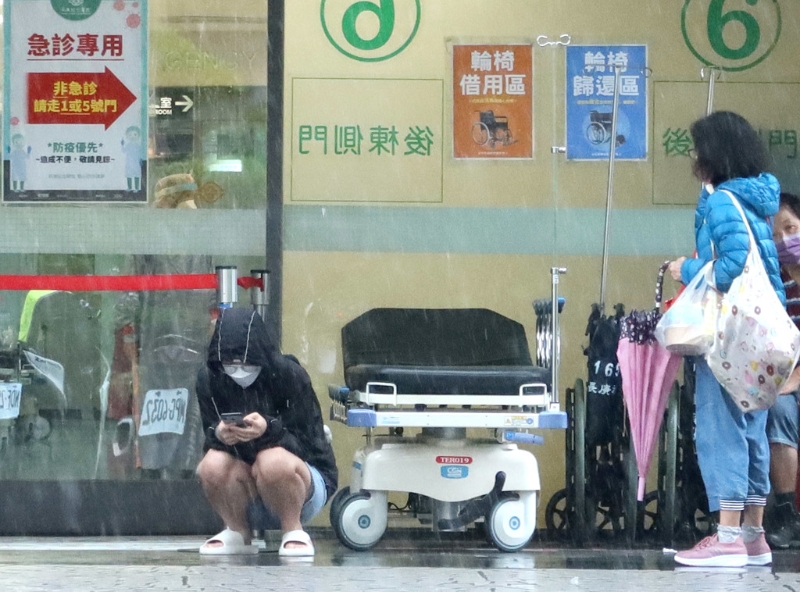 　陳時(shí)中表示，連續(xù)幾天確診數(shù)都在八、九萬(wàn)之間超過(guò)一個(gè)禮拜，看起來(lái)比較平穩(wěn)了。圖為臺(tái)灣民眾在醫(yī)院的防疫急門診等候看診。(圖 記者粘耿豪攝影) 圖片來(lái)源：臺(tái)灣“中時(shí)新聞網(wǎng)”.jpg