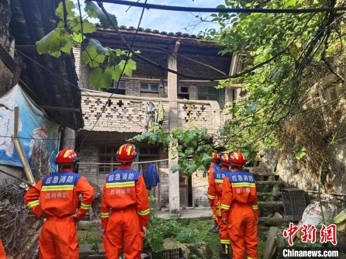 消防員巡查地震中房屋受損情況?！∷拇ㄏ拦﹫D