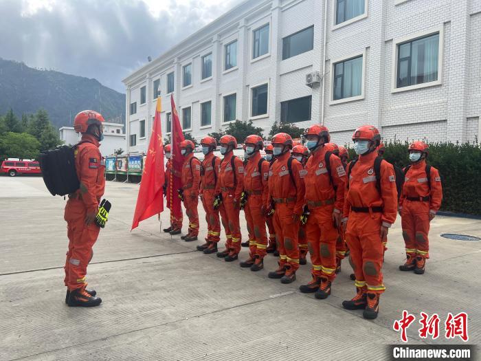 圖為林芝市森林消防支隊(duì)迅速啟動(dòng)地震救援應(yīng)急響應(yīng)，展開地震救援拉動(dòng)演練?！∥骼@拉翁 攝