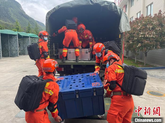 圖為林芝市森林消防支隊(duì)迅速啟動(dòng)地震救援應(yīng)急響應(yīng)，展開地震救援拉動(dòng)演練。　西繞拉翁 攝
