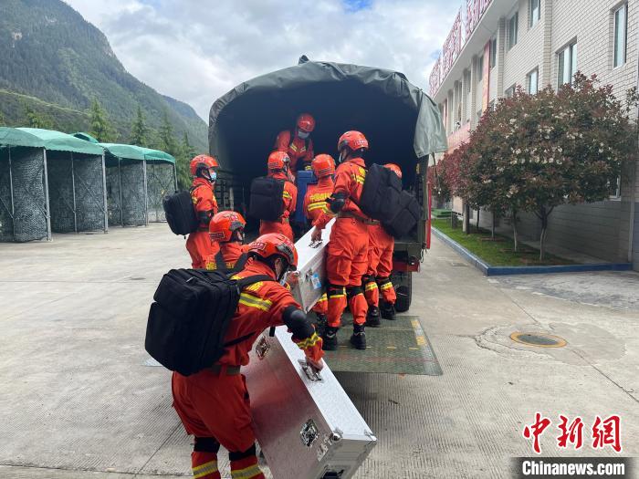 圖為林芝市森林消防支隊(duì)迅速啟動(dòng)地震救援應(yīng)急響應(yīng)，展開地震救援拉動(dòng)演練。　西繞拉翁 攝