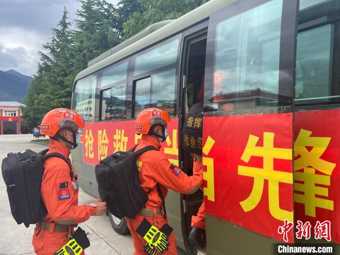 圖為林芝市森林消防支隊(duì)迅速啟動(dòng)地震救援應(yīng)急響應(yīng)，展開地震救援拉動(dòng)演練。　西繞拉翁 攝