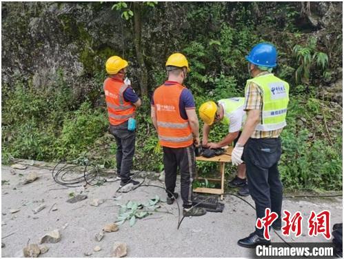 中國(guó)電信搶險(xiǎn)人員在寶興和蘆山之間小漁溪進(jìn)行光纜搶修?！≈袊?guó)電信四川公司供圖