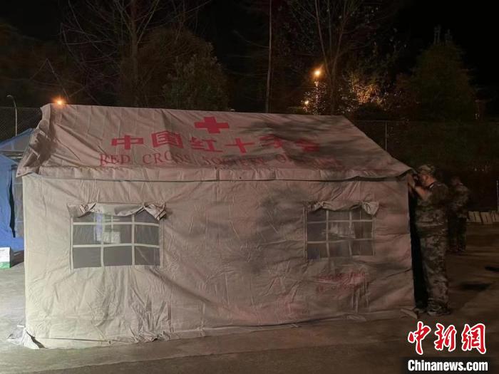 救災(zāi)帳篷正在搭建?！∷拇ㄊ〖t十字會供圖