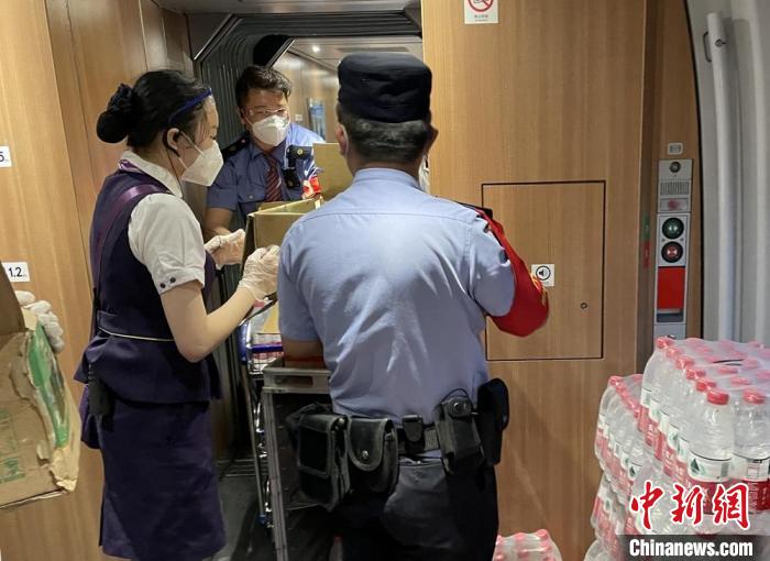 乘警與列車工作人員一起運送礦泉水。　徐州鐵路公安處供圖