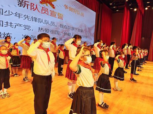 青島市嶗山區(qū)張村河小學舉行2022年首批新隊員入隊儀式