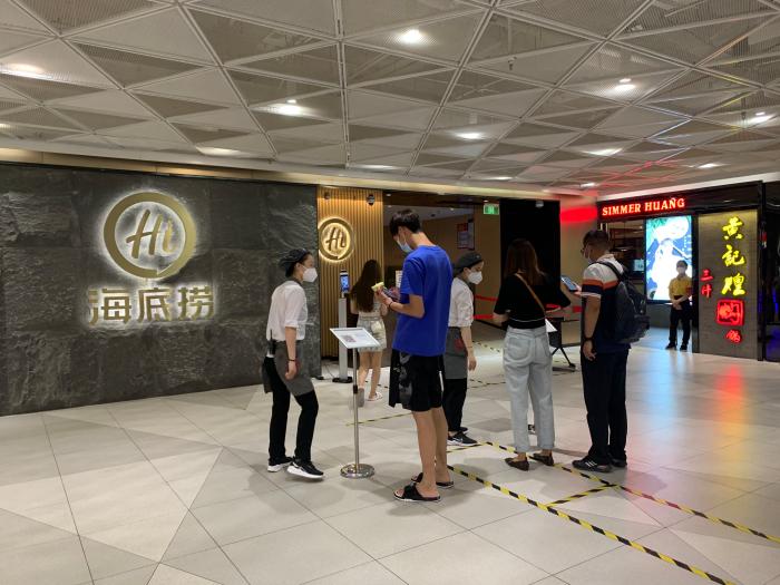 6日中午的西單海底撈門店，消費(fèi)者在掃碼進(jìn)入。中新財(cái)經(jīng) 宮宏宇 攝