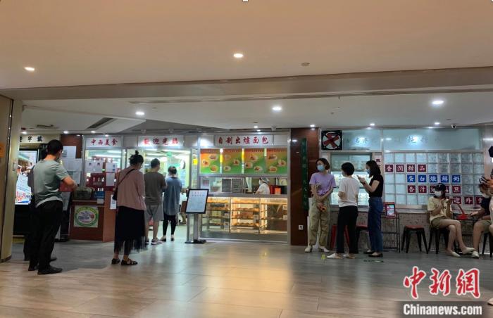 消費(fèi)者6日中午在西單大悅城一餐廳門口取號(hào)排隊(duì)。中新財(cái)經(jīng) 宮宏宇 攝