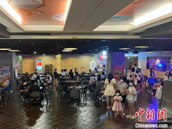 6月6日晚間，排隊(duì)等待堂食的顧客們。 左宇坤 攝