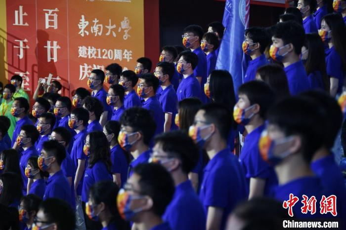 師生們參加校慶大會。　泱波 攝