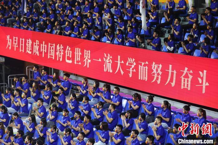 一個(gè)多世紀(jì)以來，東南大學(xué)培養(yǎng)了一大批優(yōu)秀人才，在這里工作或?qū)W習(xí)過的兩院院士達(dá)200多位?！°蟛?攝