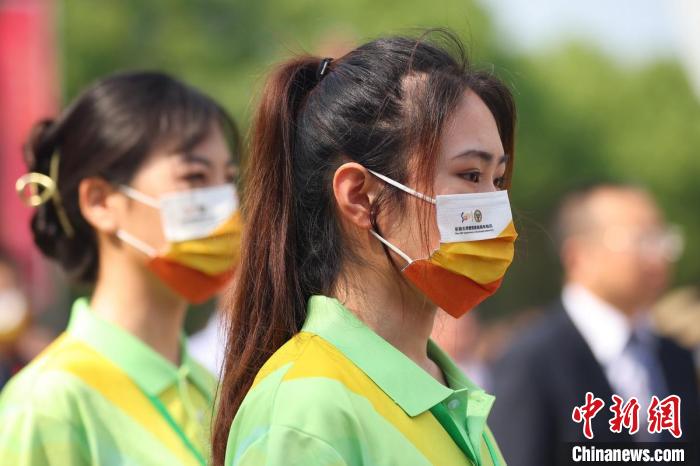 東南大學(xué)志愿者參加校慶活動?！°蟛?攝