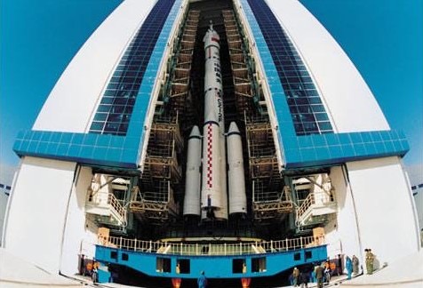 1999年11月20日6時(shí)30分，中國第一艘無人試驗(yàn)飛船——神舟一號，從酒泉衛(wèi)星發(fā)射中心發(fā)射升空。（圖源：央視新聞）