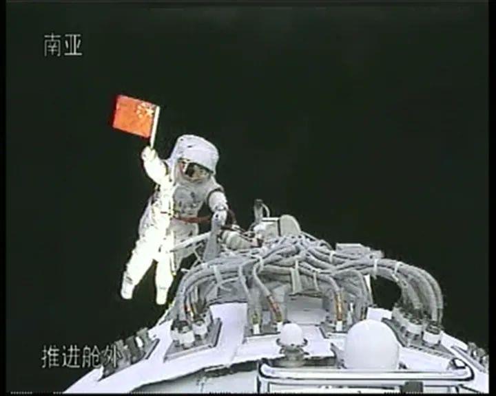 2008年9月25日，航天員翟志剛、劉伯明和景海鵬搭乘神舟七號飛船飛向太空，執(zhí)行我國首次太空出艙活動(dòng)任務(wù)，9月27日16時(shí)41分許，翟志剛打開了神舟七號氣閘艙艙門，邁出了中國人的太空第一步，讓五星紅旗在太空中飄揚(yáng)！（圖源：央視新聞）