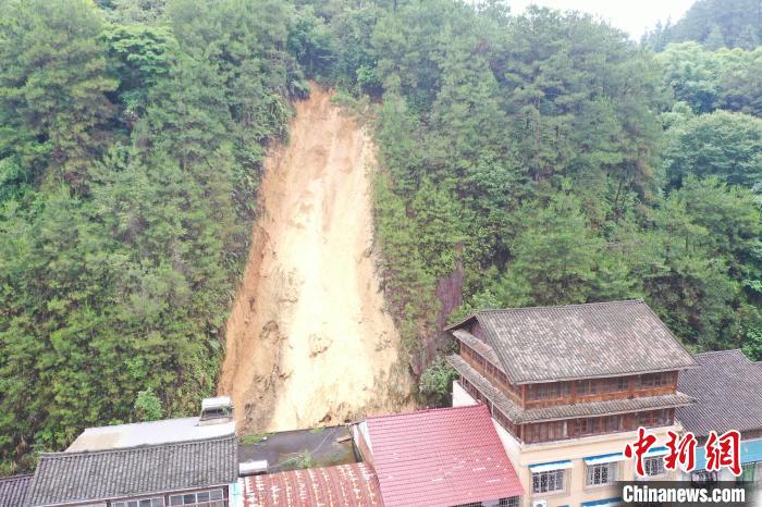 航拍古宜鎮(zhèn)雅谷路后山發(fā)生山體崩塌?！V西自然資源廳 供圖