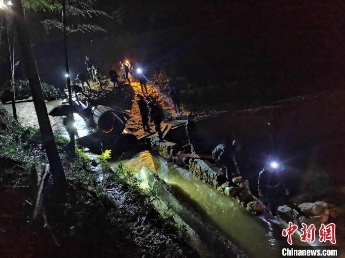 圖為應(yīng)急搶險(xiǎn)隊(duì)員連夜對(duì)排水設(shè)施進(jìn)行加固。　王炳堯 攝