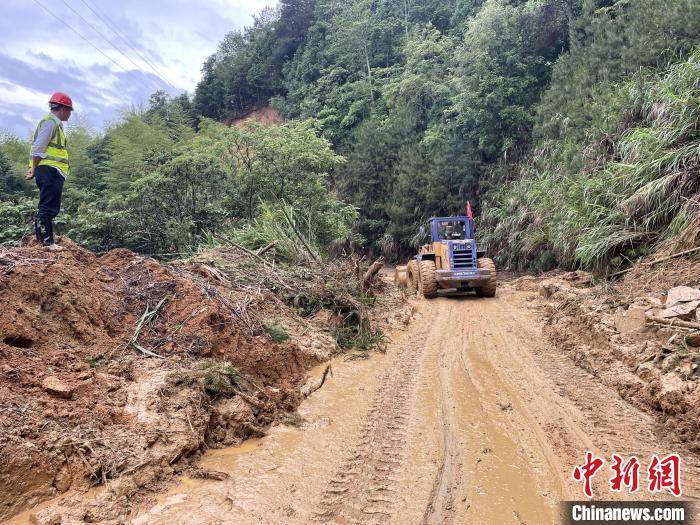 圖為中鐵二十二局裝載機(jī)清理古田鎮(zhèn)道路塌方。　王炳堯 攝