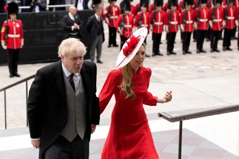 英國首相約翰遜與妻子卡麗出席伊麗莎白女王登基70周年慶?；顒?，卻惹來噓聲一片。（圖源：法新社）