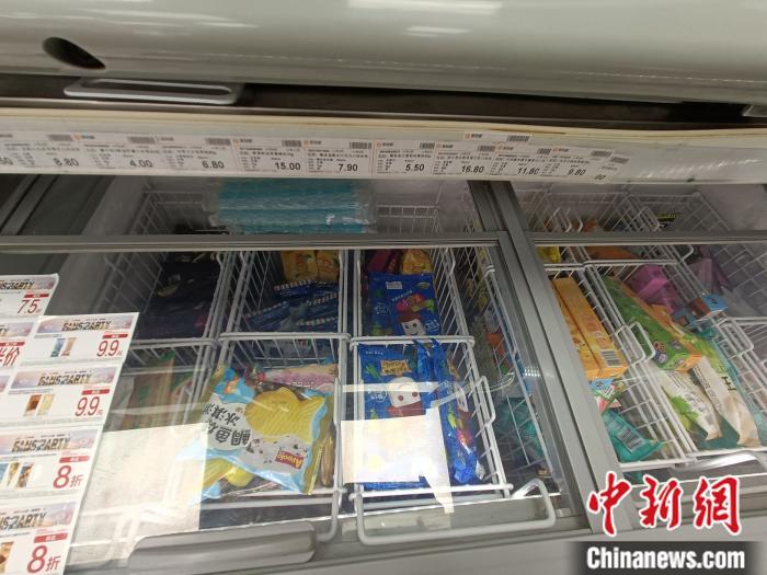連鎖便利店中的高價(jià)雪糕。 左雨晴 攝