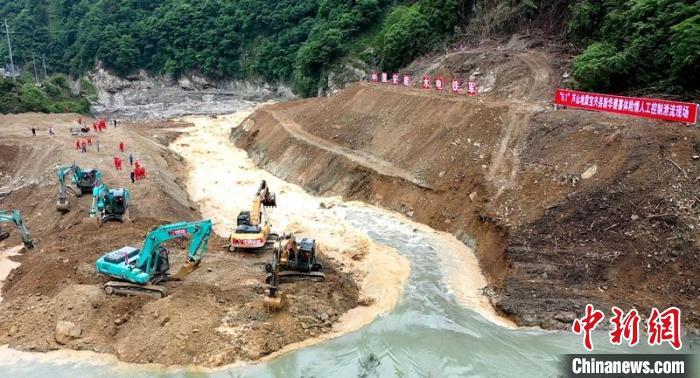 泄流槽入水口的成功打開，河水成功下泄，險情排除?！⊥鹾榻?攝