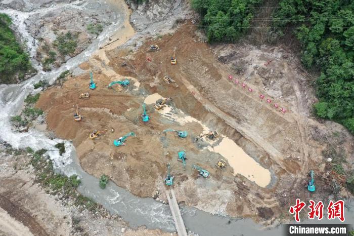 寶興縣新華壅塞體排險現(xiàn)場?！⊥鹾榻?攝