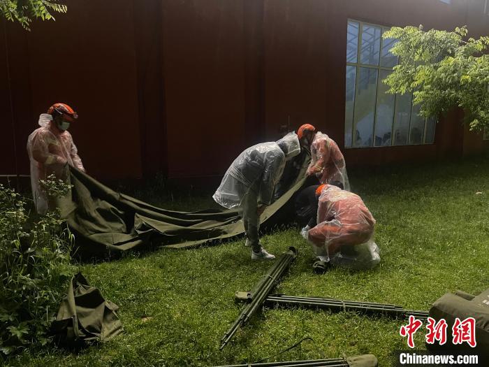 救援人員正在搭建帳篷。　四川森林消防供圖