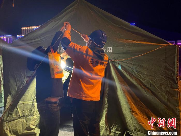 電力搶險人員正在為臨時安置點接通照明?！∷拇娏﹫D