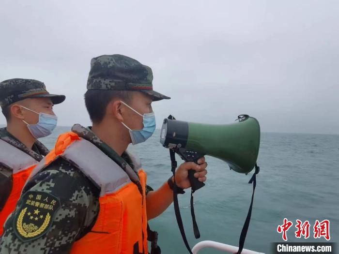 漳州海警執(zhí)法員通過喊話的方式加強防疫、伏季休漁、防走私等宣傳?！≌闹莺＞止﹫D
