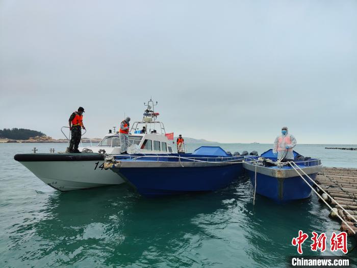 漳州海警局執(zhí)法員登臨大馬力改裝快艇檢查?！≌闹莺＞止﹫D