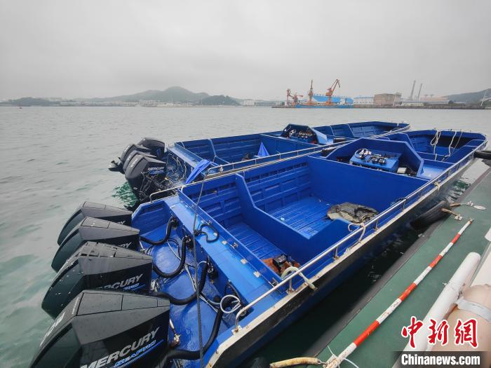 漳州海警局查獲的2艘大馬力改裝快艇?！≌闹莺＞止﹫D