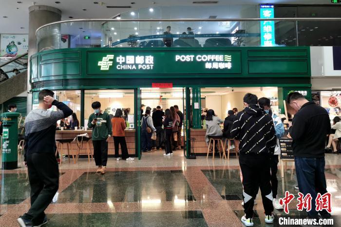 資料圖：坐落在廈門國(guó)貿(mào)大廈一樓的郵局咖啡店。 李思源 攝
