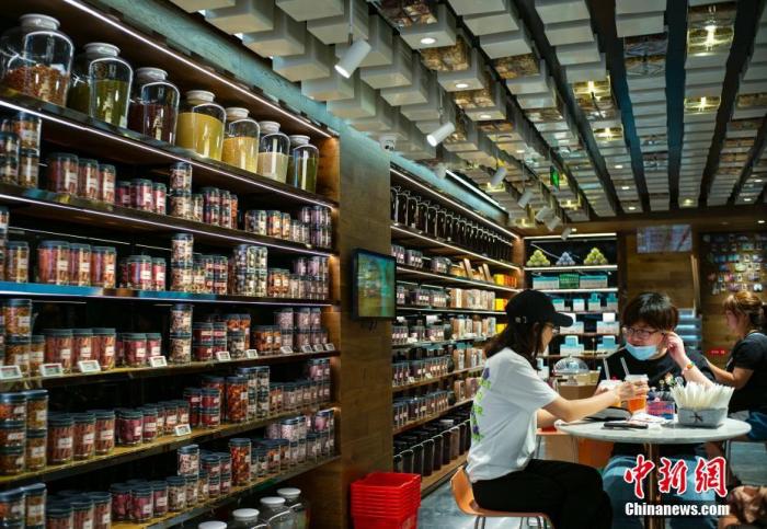 資料圖：北京市一家“同仁堂知嘛健康”店內(nèi)，顧客或坐飲咖啡飲料，或選購(gòu)健康食材。 <a target='_blank' href='/'>中新社</a>記者 侯宇 攝