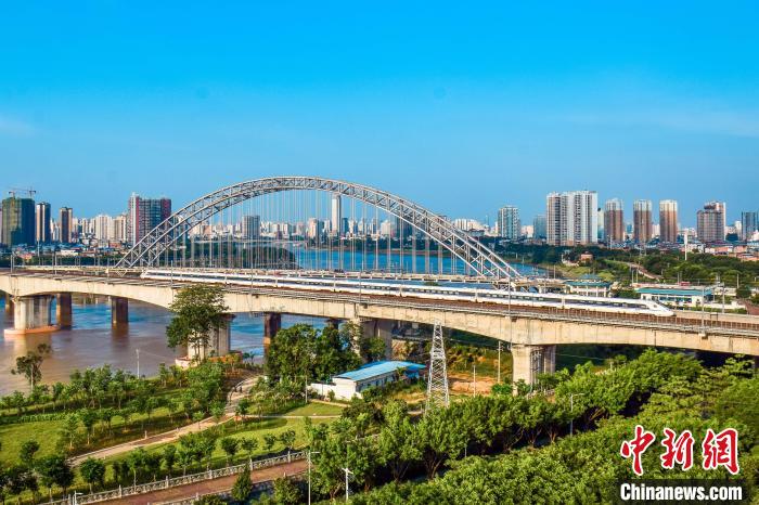 動(dòng)車組跨越邕江四線橋。　陳泉任 攝