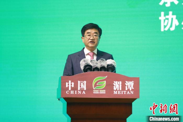 圖為貴州省人大常委會(huì)黨組書記、副主任，省農(nóng)村產(chǎn)業(yè)革命茶產(chǎn)業(yè)發(fā)展領(lǐng)導(dǎo)小組組長(zhǎng)慕德貴講話?！■暮陚?攝