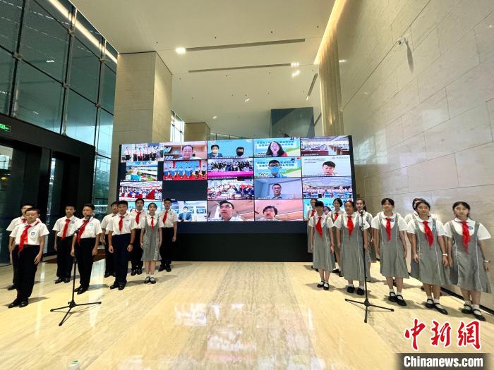 深港青少年共唱香港回歸25周年主題曲《前》，祝愿香港明天更美好?！《钔?攝