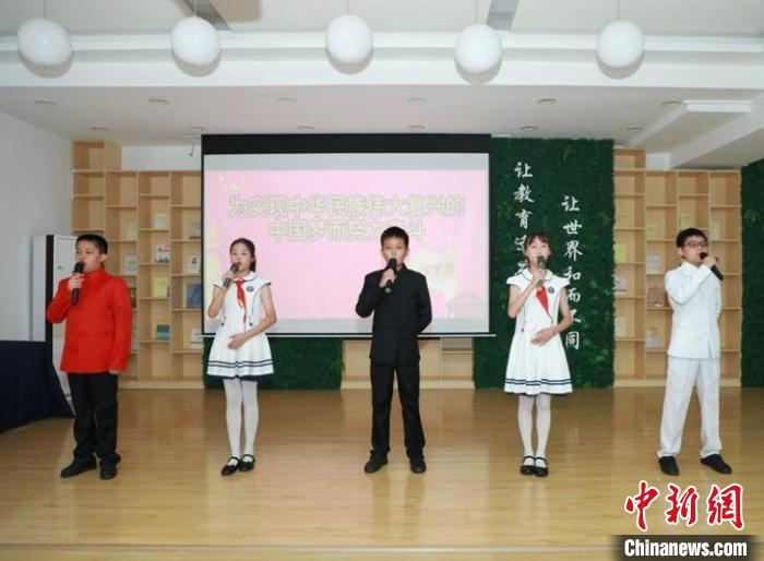 學(xué)生們用詩歌朗誦的形式展現(xiàn)“黃埔精神課程化”的學(xué)習(xí)成果?！＄婞S 攝