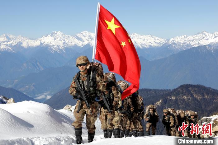 圖為巡邏官兵穿越雪山峽谷?！●R軍 攝