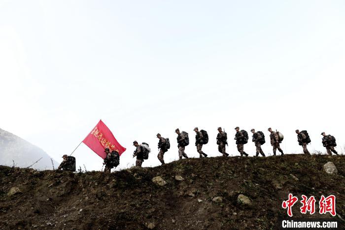 圖為官兵執(zhí)行巡邏執(zhí)勤任務(wù)?！●R軍 攝